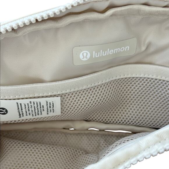 NWT LULULEMON Everywhere Crossbody Belt Bag Shoulder White Opal/Raw Linen/White - Picture 4 of 4